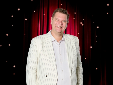 Oplev Lars Arvad i Pejserevyen på Hotel Pejsegården